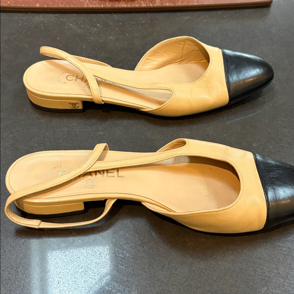 CHANEL Women's Black and Cream Flats - Picture 5 of 8